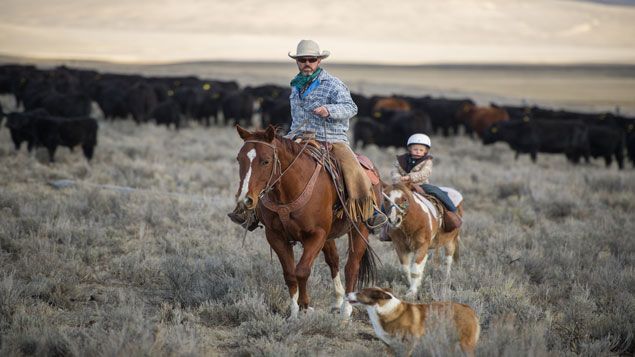 &nbsp; (Ici, on apprend le métier de cow-boy dès qu'on tient sur un cheval © Géo / Ami Vitale)