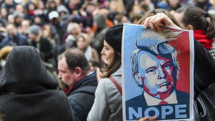 A Bruxelles, des manifestants défilent lors d'une marche anti-Trump, lundi 30 janvier 2017. (FREDERIC SIERAKOWSKI/ISOP/SIPA)