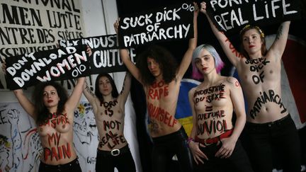 Des membres des Femen se pr&eacute;parent pour une manifestation, le 13 mars 2013 au Lavoir moderne, &agrave; Paris. (KENZO TRIBOUILLARD / AFP)