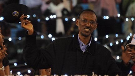 Paul Kagame célébrant sa victoire au stade d'Amahoro à Kigali le 10 août 2010 (AFP - SIMON MAINA)