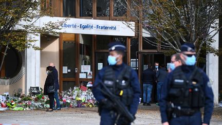 Des policiers près du collège du Bois d'Aulne, à Conflans-Sainte-Honorine (Yvelines), le 19 octobre 2020. (ANNE-CHRISTINE POUJOULAT / AFP)