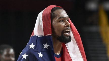 Kevin Durant savoure son troisième sacre olympique après la victoire des Etats-Unis contre la France, en finale des Jeux olympiques de Tokyo, samedi 7 août. (ARIS MESSINIS / AFP)