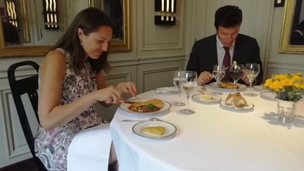 Sandrine, médecin anesthésiste-réanimatrice à l'hôpital Bichat à Paris, et son mari Nicolas, dégustent leur déjeuner gastronomique au restaurant triplement étoilé l'Ambroisie. (MAIWEN BORDRON / RADIO FRANCE)