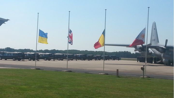 &nbsp; (Les corbillards attendent les dépouilles des victimes sur le tarmac. © Radio France / Alice Serrano)