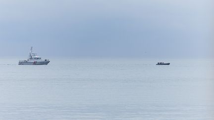 Trois migrants sont morts dans une tentative de traversée clandestine de la Manche, selon la préfecture maritime. (SAMEER AL-DOUMY / AFP)