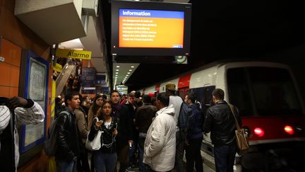 Des voyageurs sur le quai du RER B à la gare du Nord à Paris,&nbsp;le 9 octobre 2014. (MAXPPP)