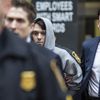 Martin Shkreli (au centre) après son arrestation à New York, le jeudi 17 décembre 2015.&nbsp; (ANDREW BURTON / GETTY IMAGES NORTH AMERICA)