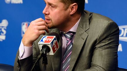 L'entraîneur Dave Joerger dépité et en larmes après l'élimination de son équipe de Memphis par les Spurs en play-offs. Cela lui a coûté son poste. (FREDERICK BREEDON / GETTY IMAGES NORTH AMERICA)