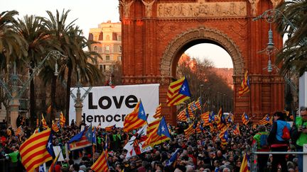 Manifestation de soutien à Artur Mas dans les rues de Barcelone, le 6 février 2017 (ALBERT GEA / REUTERS)