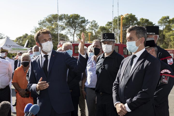 Le président, Emmanuel Macron, et le ministre de l'Intérieur, Gérald Darmanin, au Luc (Var),&nbsp;mardi 17 août, où a été installé le poste&nbsp;de commandement des opérations de lutte contre l'incendie. (TOMASELLI ANTOINE / MAXPPP)