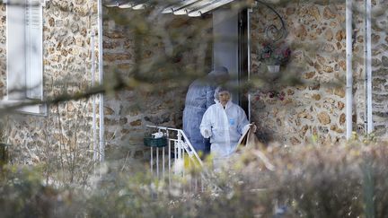 Les enqu&ecirc;teurs &eacute;tudient les indices dans la maison o&ugrave; un p&egrave;re de famille a retrouv&eacute; ses trois enfants &eacute;gorg&eacute;s, le 22 f&eacute;vrier 2013 &agrave;&nbsp;Dampmart (Seine-et-Marne). (KENZO TRIBOUILLARD / AFP)