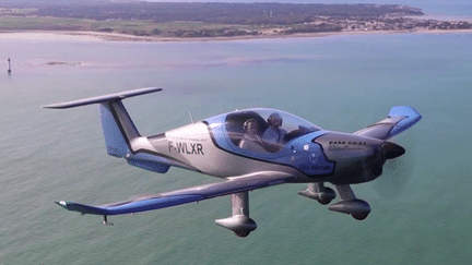 Dans le secteur très concurrentiel de l’aviation, focus sur la réussite d'une jeune entreprise de La Rochelle. Elle fabrique de petits avions à prix très sûrs et très économiques en carburant. La société commence à séduire le marché américain. (France 3)