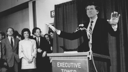 Gary Hart et sa femme (en blanc), se retirant de la course à la présidentielle, le 9 mai 1987. (DAVE BURESH / DENVER POST)