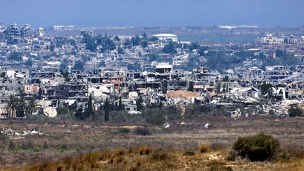 Des immeubles détruits par des bombardements israéliens dans la bande de Gaza, le 9 juillet 2024. (JACK GUEZ / AFP)