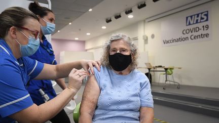 Sept sites de vaccination de masse contre le coronavirus ouvre ce lundi 11 janvier dans toute l'Angleterre. Ici, Margaret Austin, 87 ans, se fait vacciner à Stevenage. (JOE GIDDENS / AFP)