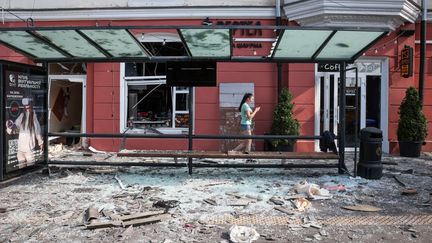 Un abri de bus endommagé par une frappe de missile à Tcherniguiv (Ukraine), le 19 août 2023. (ANATOLII STEPANOV / AFP)