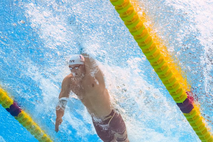 Le Français Florent Manaudou en action sur le 50 m nage libre, lors des championnats du monde à Fukuoka le 28 juillet 2023. (MANAN VATSYAYANA / AFP)