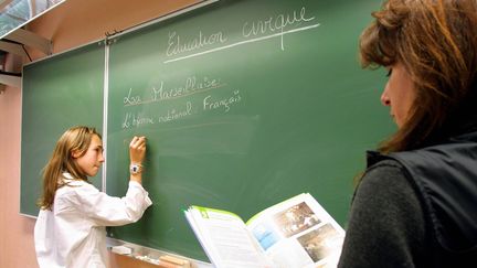 Un cours d'&eacute;ducation civique avec les &eacute;l&egrave;ves de 6e et de 5e du coll&egrave;ge de la Grande Bastide &agrave; Marseille (Bouches-du-Rh&ocirc;ne), le 13 mai 2002. (FREDERIC SPEICH  / LA PROVENCE / MAXPPP)