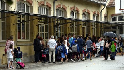 Des parents et des élèves dans une cour d'école. (Illustration).&nbsp; (/NCY / MAXPPP)