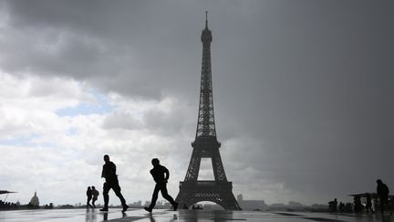 Une vue de la tour Eiffel, le 6 juin 2017 à Paris. (LUDOVIC MARIN / AFP)