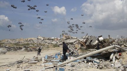 Des colis d'aide humanitaire parachutés sur la ville de Gaza, le 25 mars 2024. (MAHMOUD ESSA / AP)