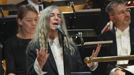 Patti Smith chante Dylan le 10 décembre 2016, lors de la remise des Nobel à Stockholm.
 (Jessica Gow /TT News Agency / AFP)