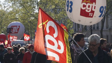 Un manifestant avec un drapeau de la CGT, lors de la manifestation du 1er mai 2016, à Paris.&nbsp; (PHILIPPE WOJAZER / REUTERS)