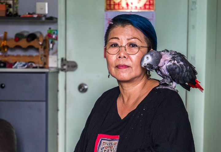 Ivy Lai&nbsp;et son oiseau dans son logement à Hong Kong, le 17 juillet 2019. (ELISE LAMBERT / FRANCEINFO)