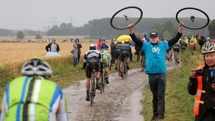 Les coureurs, mais aussi les mécanos, vivent un jour en enfer sur les pavés du Tour de France.  (DE WAELE TIM / TDWSPORT SARL)