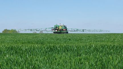 Un agriculteur épand des produits chimiques sur un champs de blé à Montaigu en Vendée le 15 avril 2023. (MATHIEU THOMASSET / HANS LUCAS)