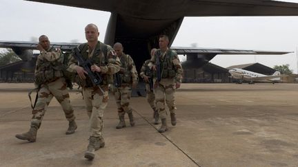 Une photo r&eacute;alis&eacute;e par le service de communication de l'arm&eacute;e fran&ccedil;aise montre des soldats arrivant &agrave; l'a&eacute;roport de Bamako, le 11 janvier 2013. (JEREMY LEMPIN / ECPAD)