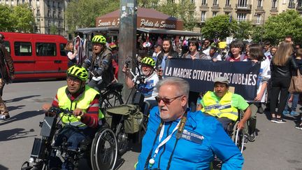 Partie de Nantes (Loire-Atlanique) le 25 mars 2017, la marche citoyenne est arrivée place du Trocadéro, à Paris, le 11 avril, pour alerter les candidats à l'élection présidentielle. (CAROLE BELINGARD / FRANCEINFO)