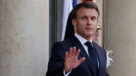 Emmanuel Macron attend d'accueillir le président serbe avant leur rencontre à l'Elysée, à Paris, le 8 avril 2024. (LUDOVIC MARIN / AFP)