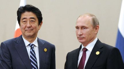 Shinzo Abe et Vladimir Poutine lors d'une précédente rencontre pendant le sommet du G20 en Turquie le 16 novembre 2015. (Mikhail Klimentyev/AP/SIPA)