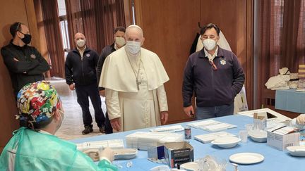 Le pape François visite un centre de vaccination contre le Covid-19 au Vatican, le 2 avril 2021. Photo d'illustration. (AFP / VATICAN MEDIA)