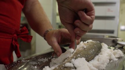 Gastronomie : le loup de mer en croûte de sel, un plat élaboré à quatre mains (France 2)