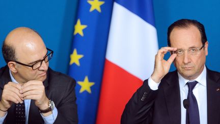 Le ministre de l'Economie, Pierre Moscovici, et le chef de l'Etat, Fran&ccedil;ois Hollande, le 3 mai 2013 &agrave; Mamirolle (Doubs). (SEBASTIEN BOZON / AFP)