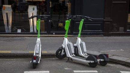 Des trottinettes électriques exploitées par l'opérateur Lime, à Paris, le 27 mars 2023. (CAROLINE PAUX / HANS LUCAS / AFP)