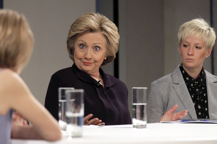 La candidate démocrate Hillary Clinton aux côtés de la footballeuse américaine Megan Rapinoe, le 12 avril 2016, à New York (Etats-Unis). (BRENDAN MCDERMID / REUTERS)