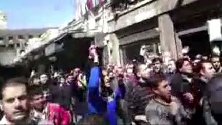 Une image tirée d'une vidéo sur Youtube amateur montrant des manifestants, le 15 mars à Damas (AFP)