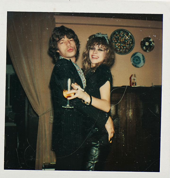 Jo Wood et&nbsp;Mick Jagger en 1978 lors de la fête d'anniversaire punk de Jo,&nbsp;qui souffle ses 23 bougies.&nbsp; (JOSEPHINE WOOD 2019)