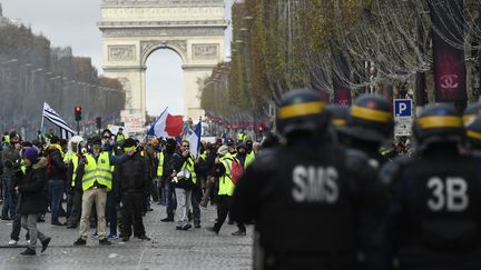 "Gilets jaunes" : des affrontements sur les Champs-Elysées