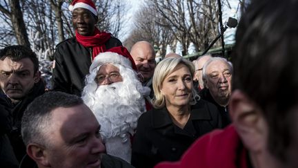 Pour son retour sur le terrain, Marine Le Pen a choisi le marché de Noël de Paris. (VINCENT ISORE / MAXPPP)