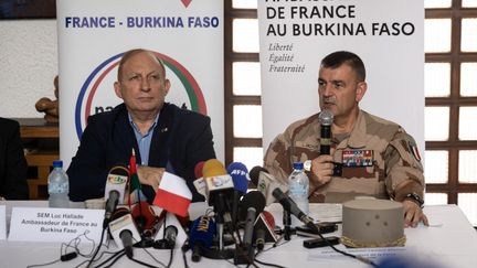 Luc Hallade (à gauche), l'ambassadeur de France à Ouagadougou (Burkina Faso), avec le général Laurent Michon, commandant de la force Barkhane, le 21 juillet 2022 à Ouagadougou. (OLYMPIA DE MAISMONT / AFP)