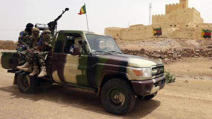 Des soldats maliens patrouillent dans la ville de Kidal, dans le nord du Mali, le 29 juillet 2013.&nbsp; (KENZO TRIBOUILLARD / AFP)