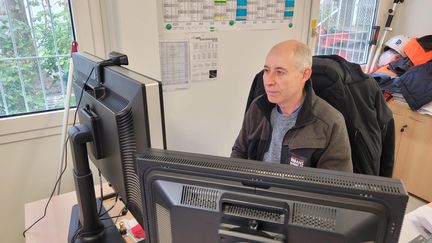 Hakim Bensbaa est géomètre. À 55 ans, il continue de travailler sur les chantiers, malgré une opération au genou et une fatigue physique. (THOMAS GIRAUDEAU / RADIO FRANCE)