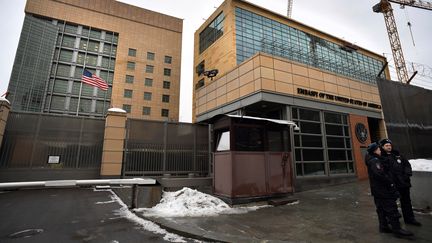 Des policiers russes surveillent l'entrée de l'ambassade américaine à Moscou (Russie), le 30 décembre 2016.&nbsp; (ALEXANDER NEMENOV / AFP)