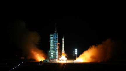 Une fusée Long March-2F décolle avec les membres de la mission Shenzhou-13, le 16 octobre 2021, depuis&nbsp;le centre de lancement de Jiuquan (Chine). (JU ZHENHUA / XINHUA / AFP)