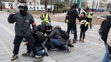 "Gilets jaunes" : enquête contre un commandant soupçonné de violences policières