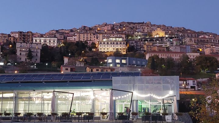 La commune de Viggiano qui reçoit plusieurs millions d’euros de commissions chaque année a pu construire piscine, complexe sportif et terrain de foot. (BRUCE DE GALZAIN / RADIO FRANCE)